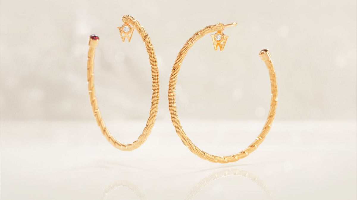 Wellendorff Creolen SONNENGLANZ klein in einer Mood-Aufnahme bei Juwelier Krebber in Mönchengladbach-Rheydt
