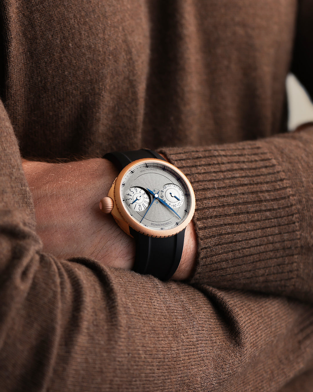 Chronoswiss Pulse GMT Frosted Guilloché Gold am Handgelenk bei Juwelier Krebber in Mönchengladbach-Rheydt