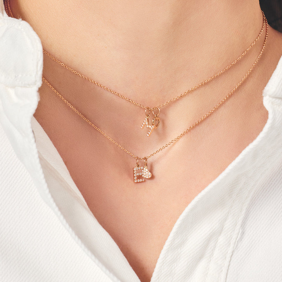 Anhänger mit Initiale aus 18 Karat Gold aus der Kollektion Krebber Colors bei Juwelier Krebber in Mönchengladbach-Rheydt