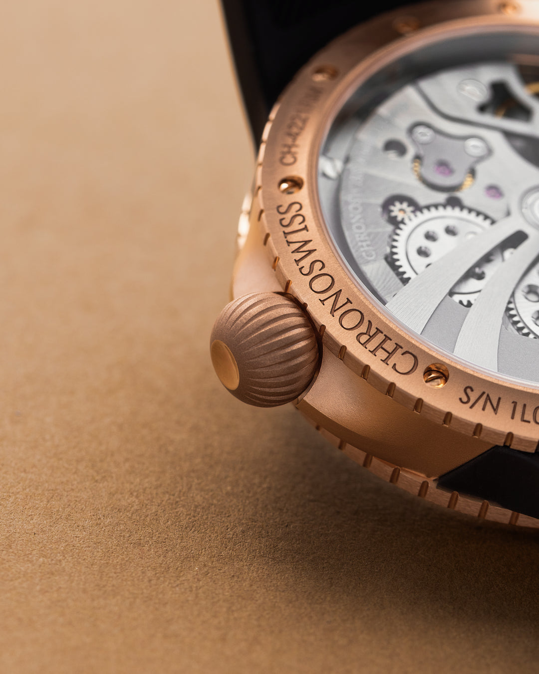 Chronoswiss Pulse GMT Frosted Guilloché Gold – Luxusuhren-Lifestyleaufnahme bei Juwelier Krebber in Mönchengladbach-Rheydt