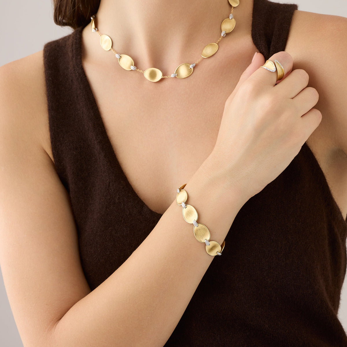Marco Bicego Lunaria Twist Bandring aus 18 Karat Gelbgold mit Diamanten bei Juwelier Krebber in Mönchengladbach-Rheydt.