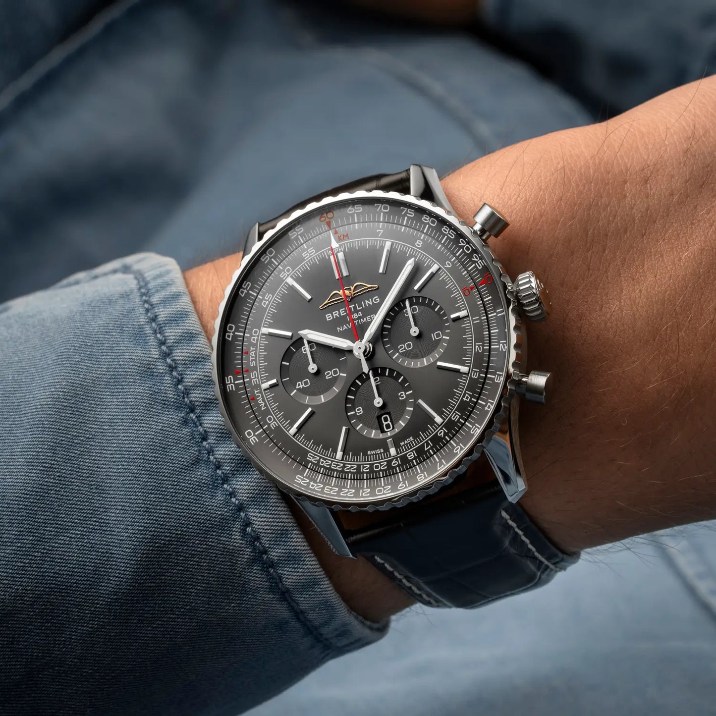 Breitling Navitimer B01 Chronograph 46 mm AB01376A1B1P1 – Trageansicht am Handgelenk bei Juwelier Krebber in Mönchengladbach-Rheydt