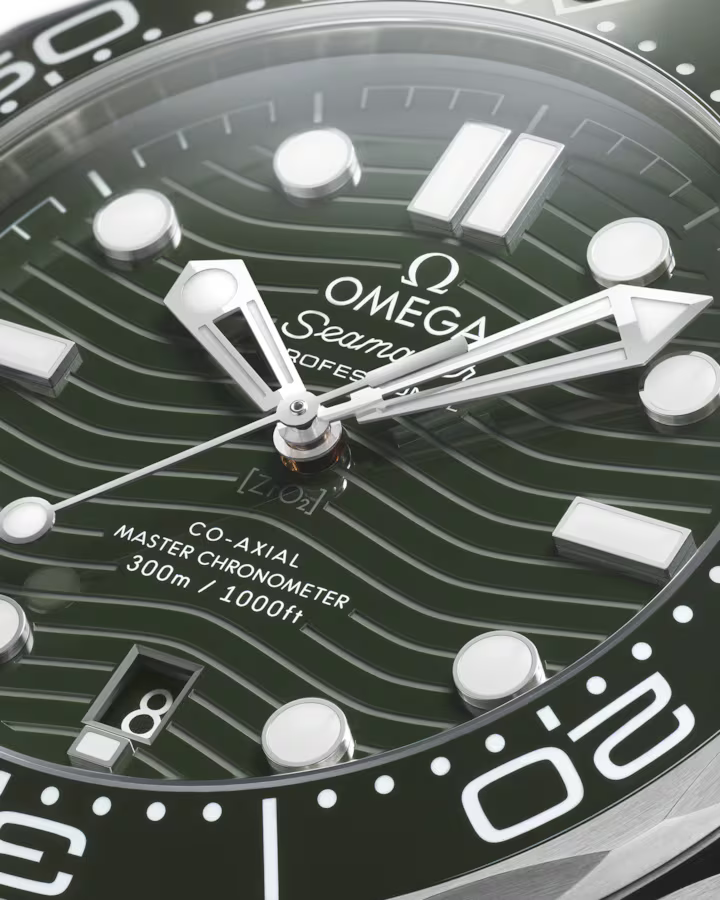 Omega - Seamaster Diver 300m 42 mm Herrenuhr Detailansicht Referenz 210.32.42.20.10.001 bei Juwelier Krebber in Mönchengladbach-Rheydt