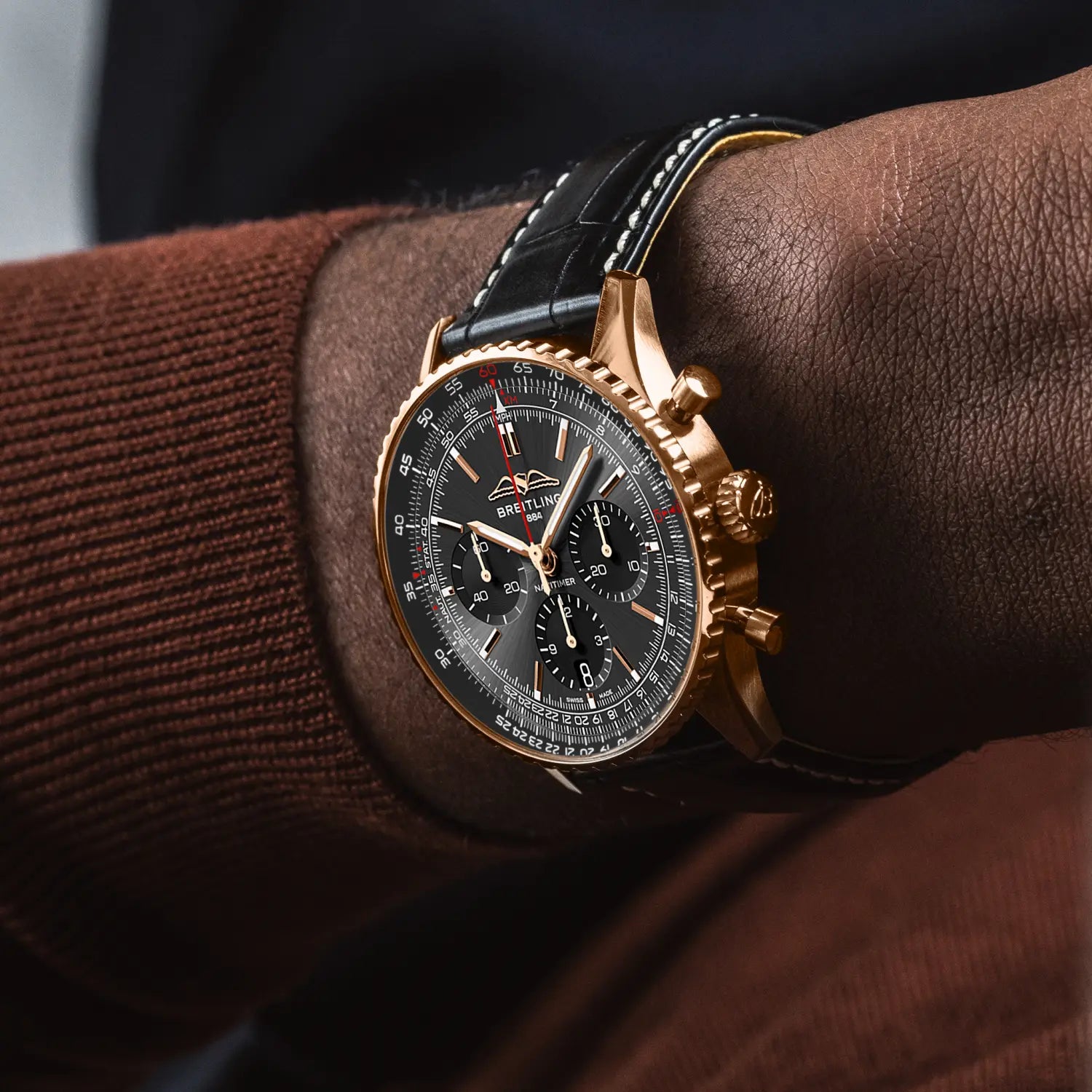 Breitling Navitimer B01 Chronograph 43 mm RB0138A11B1P1 – Trageansicht am Handgelenk bei Juwelier Krebber in Mönchengladbach-Rheydt