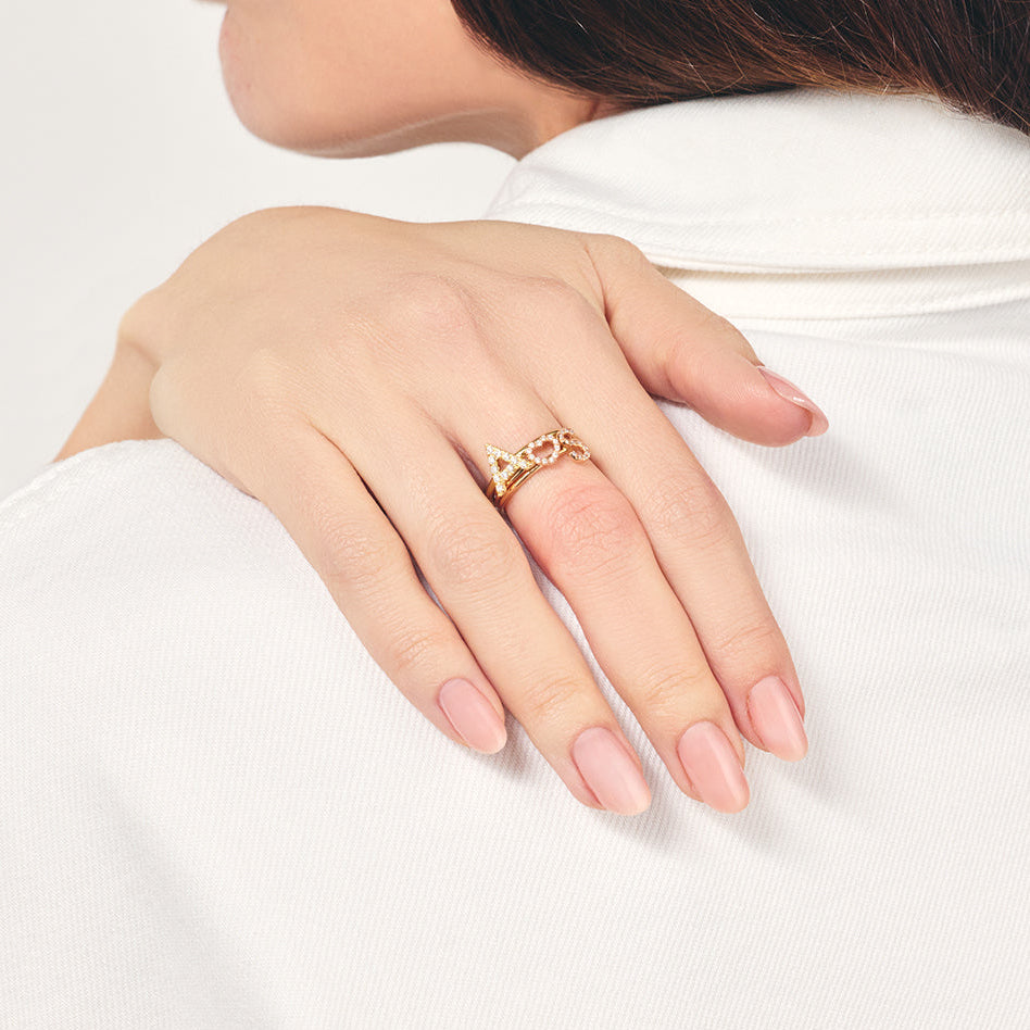 Buchstaben-Ring aus 18 Karat Gold aus der Kollektion Krebber Colors bei Juwelier Krebber in Mönchengladbach-Rheydt